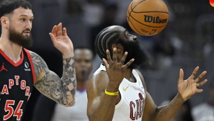 哈登率队拿下天王山之战 施罗德单节11分变奇兵