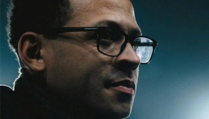 切尔西球迷愤怒爆发：成绩未如预期，罗塞尼尔仍获高层支持引发争议