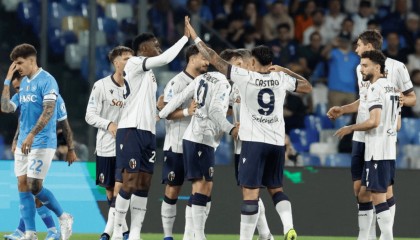 足坛疯狂一夜：那不勒斯爆冷，热刺翻车丢分，本菲卡惊险绝平，赫尔城淘汰米尔沃尔